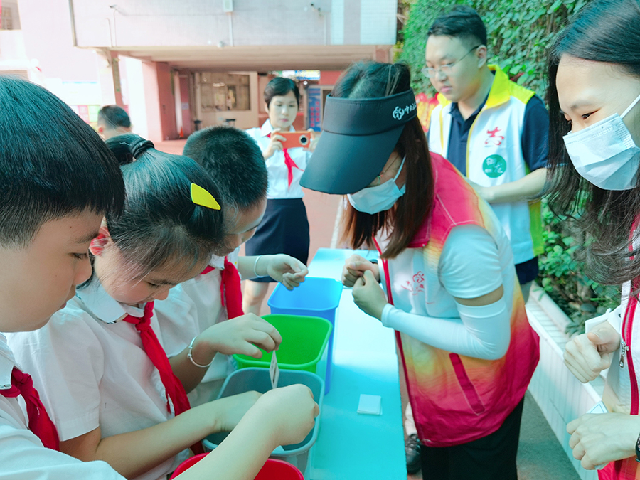 学生们挑战“分类趣味竞速”.jpg