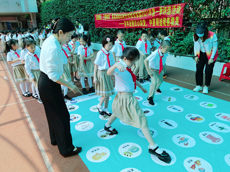 学生们挑战“垃圾分类飞行棋”2.jpg
